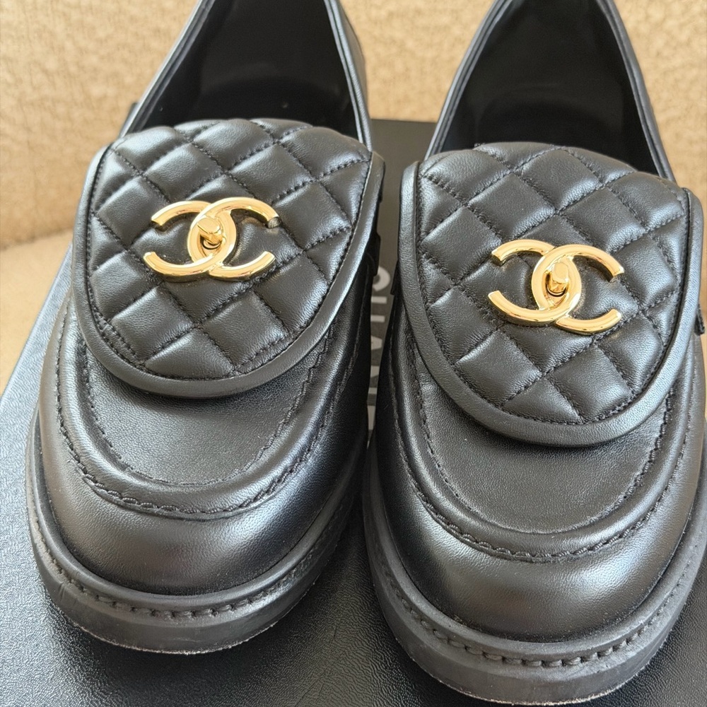 Chanel Classic Turnlock Loafers Flats Moccasins Black Lambskin Leather sz 38.5 - Picture 3 of 8